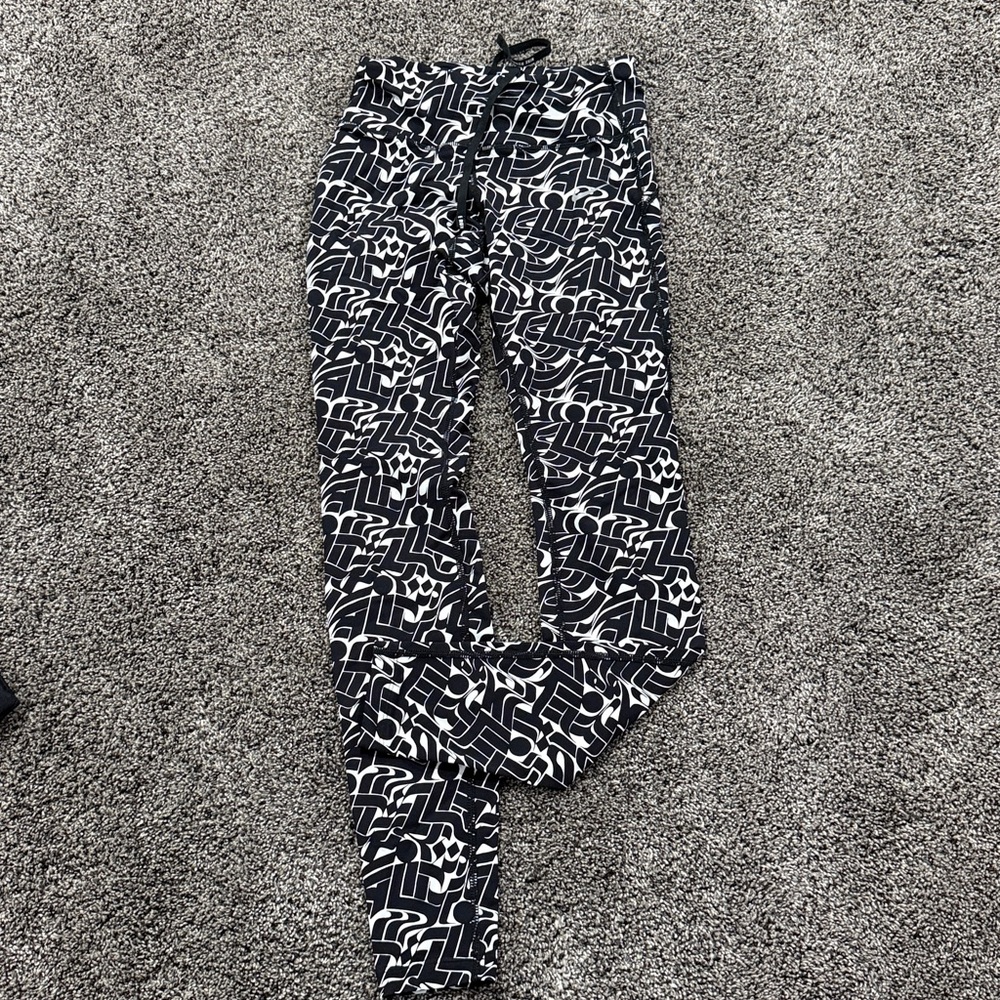 Women’s nike Black and White Patterned leggings. Size xs. Like new